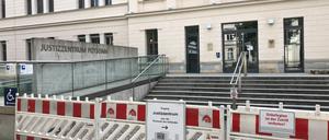Sicherheitsschleuse für Justizzentrum. Derzeit ist wegen der notwendigen Baustelle der Vordereingang blockiert. 