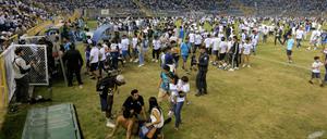 Die Zeitung  „La Prensa Gráfica“ beschrieb das Gedränge am Rande der Partie als „menschliche Lawine.