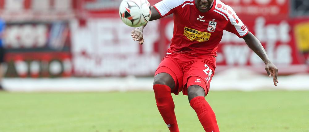 Glodi Zingu spielte bis 2019 bei Rot-Weiß Erfurt, danach bei Optik Rathenow und mittlerweile steht er bei Tasmania unter Vertrag.