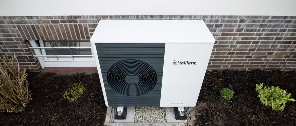 Eine Wärmepumpe der Firma Vaillant ist an einem Einfamilienhaus zu sehen (Archivbild).