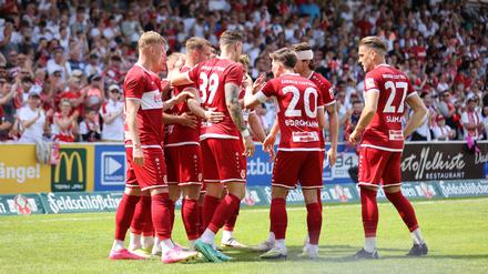Die Energie-Spieler bejubeln ihren ersten Meistertitel in der Regionalliga seit 2018.