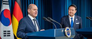 Südkorea, Seoul: Bundeskanzler Olaf Scholz (SPD), nimmt neben Suk-Yeol Yoon , Präsident von Korea an einer Pressekonferenz nach den Gesprächen teil. 