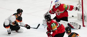 Nico Sturm traf gegen die Ungarn doppelt, hier erzielt er das 4:0.