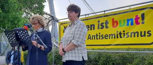 Charlotte Knobloch (l), frühere Präsidentin des Zentralrats der Juden in Deutschland, bei der Demo gegen den Musiker Roger Waters.