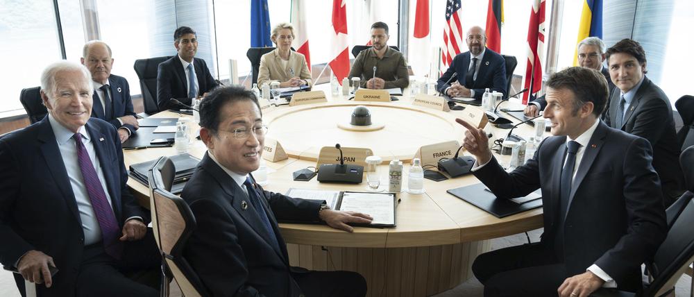 Wolodymyr Selenskyj (hinten,M), Präsident der Ukraine, nimmt an einer Arbeitssitzung der Staats- und Regierungschefs der G7 am letzten Tag des G7-Gipfels in Hiroshima teil. 