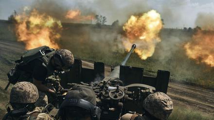 Ukrainische Soldaten feuern eine Kanone in der Nähe von Bachmut ab.