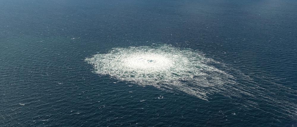 Ein Bild von oben zeigt das in der Nord-Stream-Pipeline in der Ostsee.