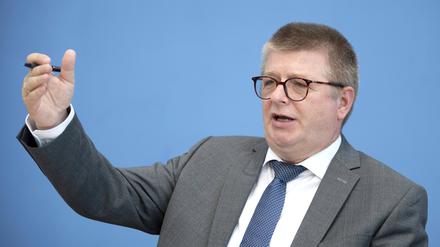 Thomas Haldenwang spricht während einer Pressekonferenz.