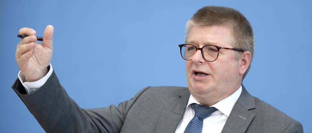 Thomas Haldenwang spricht während einer Pressekonferenz.