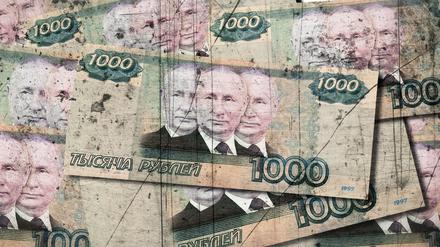 Rubelscheine, in die das Porträt von Wladimir Putin montiert ist.