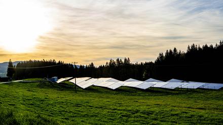 Der Solarpark Schachmoss in der Gemeinde Uffing ( Landkreis Garmisch-Partenkirchen Bayern ). Er wurde mit dem Unternehmen VISPIRON und den Stadtwerken Penzberg errichtet. Photovoltaik_Nassim