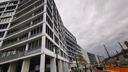 300 Meter lang und 10 Stockwerke hoch: B:HUB am Rummelsburger See. 