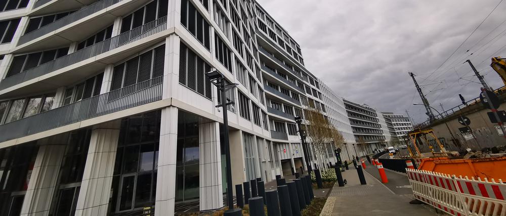 300 Meter lang und 10 Stockwerke hoch: B:HUB am Rummelsburger See.
