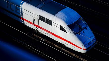 Ein ICE der Deutschen Bahn faehrt ueber die Stadtbahn in Berlin und wird von der Abendsonne beleuchtet. Berlin, 11.10.2022 Berlin Deutschland *** An ICE train of the Deutsche Bahn drives over the city railroad in Berlin and is illuminated by the evening sun Berlin, 11 10 2022 Berlin Germany Copyright: xThomasxTrutschel/photothek.dex 