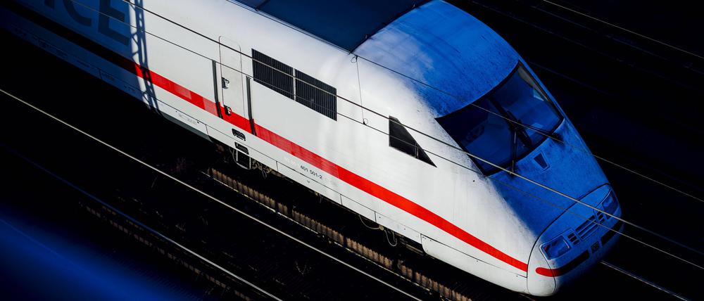 Ein ICE der Deutschen Bahn faehrt ueber die Stadtbahn in Berlin und wird von der Abendsonne beleuchtet. Berlin, 11.10.2022 Berlin Deutschland *** An ICE train of the Deutsche Bahn drives over the city railroad in Berlin and is illuminated by the evening sun Berlin, 11 10 2022 Berlin Germany Copyright: xThomasxTrutschel/photothek.dex 