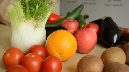 Die Fünf-Kilogramm-Tüte von Querfeld enthält neben einheimischen Gurken und Fenchel auch Orangen und Kiwi.