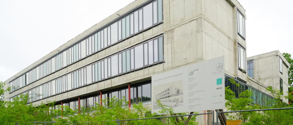 Der unvollendete Schulrohbau an der Glockenturmstraße in Berlin-Westend.