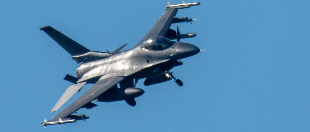 Ein Kampfflugzeug vom Typ F-16 Fighting Falcon hat zum Landen auf dem US-Militärflugplatz Spangdahlem das Fahrwerk ausgefahren. Die Ukraine ist bei ihren Bemühungen, moderne westliche Kampfjets für ihren Abwehrkampf gegen Russland zu bekommen, einen Schritt weiter. Großbritannien und die Niederlande wollen eine internationale Koalition aufbauen, um der Ukraine bei der Beschaffung von US-Jets vom Typ F-16 zu helfen, wie ein britischer Regierungssprecher laut Nachrichtenagentur PA am Dienstagabend sagte. +++ dpa-Bildfunk +++