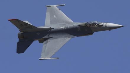 Ein US-Kampfflugzeug vom Typ F-16 bei der Aero India 2019 (Symbolfoto).