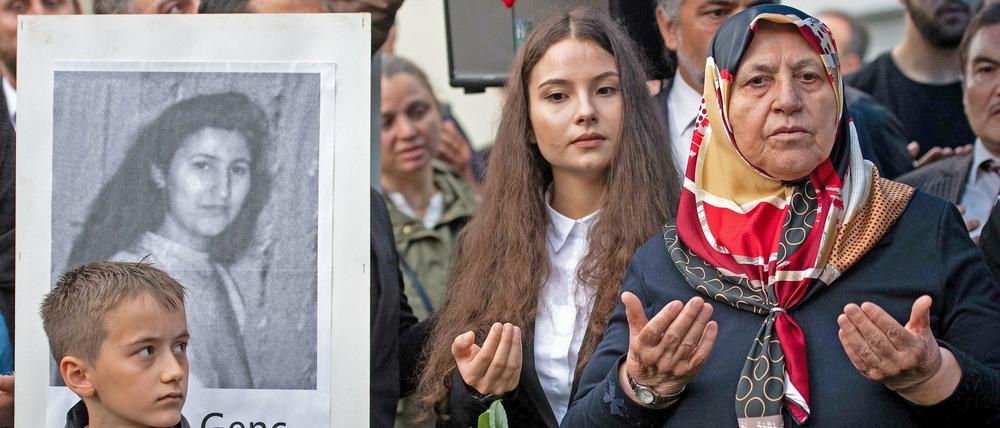 Mevlüde Genç (re.) verlor fünf Töchter und Enkelinnen bei dem Anschlag von Solingen am 29. Mai 1993 und trat dennoch für Versöhnung ein.