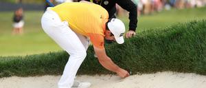 Viktor Hovland sucht nach seinem missglückten Bunkerschlag den Ball.