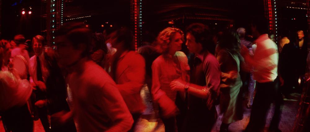 Tänzerinnen und Tänzer bewegen sich 1978 im New Yorker Studio 54 zu einem Disco-Beat.