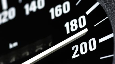 Tachometer eines Autos, Symbolbild