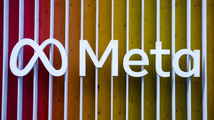 ARCHIV - 26.05.2022, Schweiz, Davos: Das Logo von Meta ist während der 51. Jahrestagung des Weltwirtschaftsforums (WEF) zu sehen. (Zu dpa "Rekordstrafe von 1,2 Milliarden Euro gegen Facebook-Mutter Meta") Foto: Gian Ehrenzeller/KEYSTONE/dpa +++ dpa-Bildfunk +++