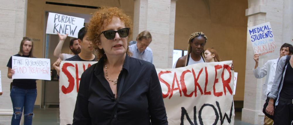 Nan Goldin gehörte zu den führenden Kräften der Proteste gegen die Sackler-Familie, deren Pharmakonzern das süchtig machende Schmerzmittel Oxycontin auf den Markt gebracht hatte.