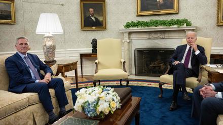 US-Präsident Joe Biden (rechts) und der Republikaner Kevin McCarthy bei einem Treffen im Oval Office am 9. Mai 2023. 