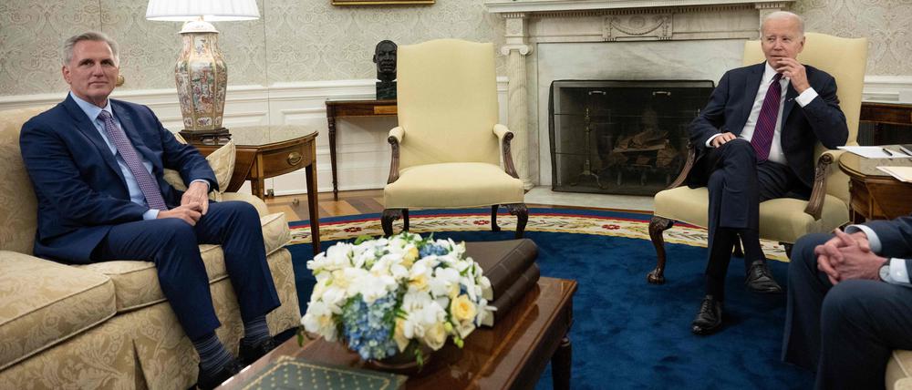 US-Präsident Joe Biden (rechts) und der Republikaner Kevin McCarthy bei einem Treffen im Oval Office am 9. Mai 2023.