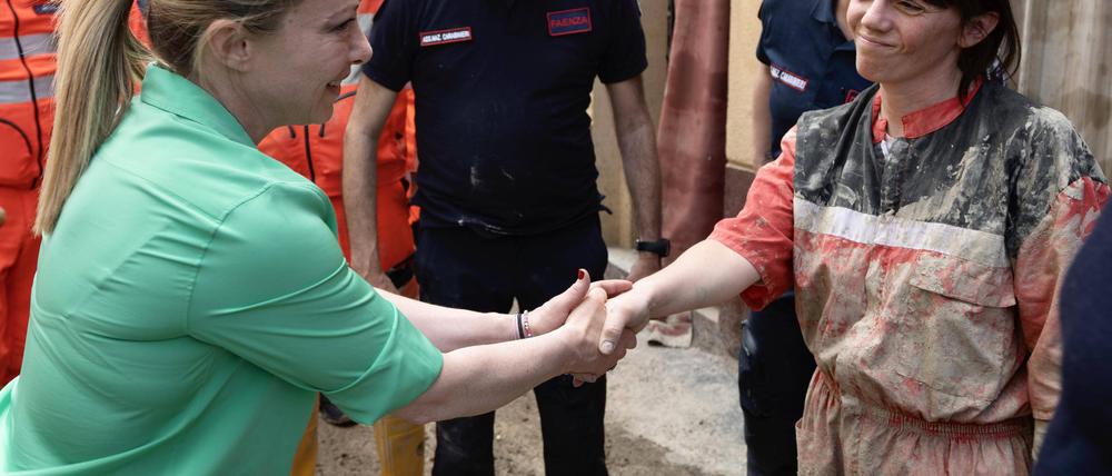 Handschlag mit der Helferin: Premierministerin Meloni dankt am Sonntag Freiwilligen in Ravenna.