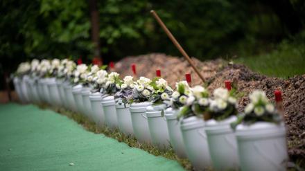 Urnen stehen während einer Beisetzung von Körperspendern der Universität Gießen auf dem Neuen Friedhof nebeneinander.