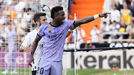 Real Madrids Stürmer Vinicius Junior zeigt beim Spiel gegen den FC Valencia am 21. Mai ins Publikum, aus dem er rassistisch beleidigt wurde.
