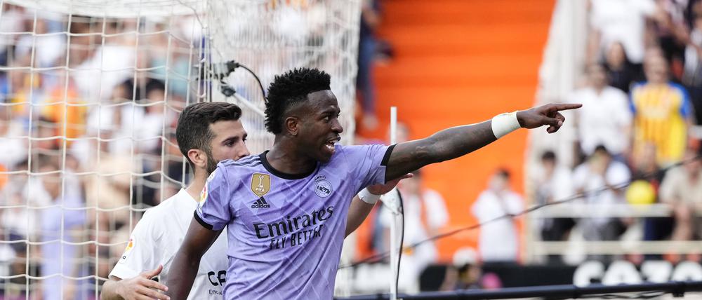 Real Madrids Stürmer Vinicius Junior zeigt beim Spiel gegen den FC Valencia am 21. Mai ins Publikum, aus dem er rassistisch beleidigt wurde.