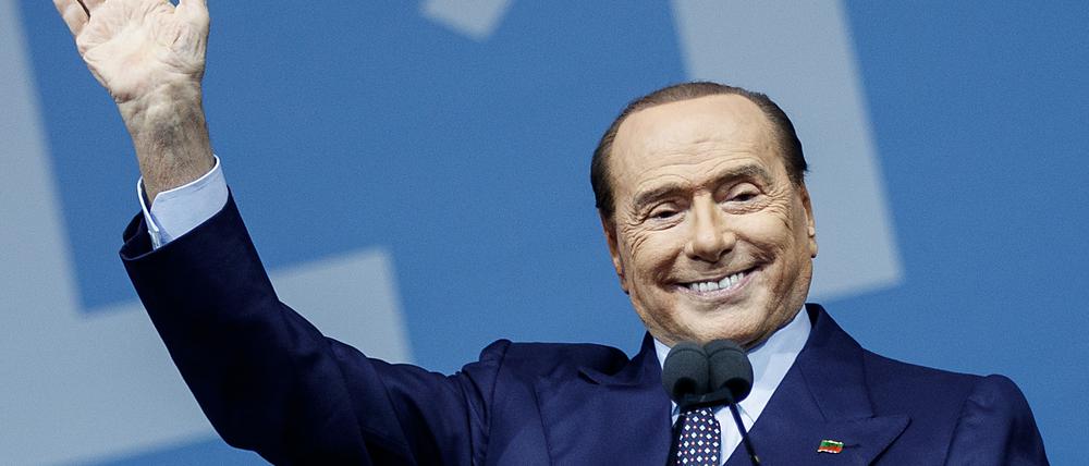 Silvio Berlusconi, Vorsitzender von Forza Italia, winkt beim Abschluss der Wahlkampagne des Mitte-Rechts-Blocks.