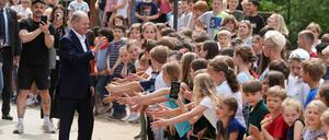 Bundeskanzler Olaf Scholz (SPD) besucht anlässlich des EU-Projekttages die Eigenherd-Grundschule in Kleinmachnow und begrüßt die Kinder auf dem Schulhof.