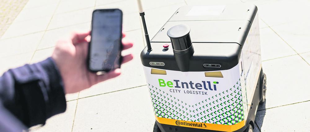 Bis zu 15 Pakete kann der Lieferroboter mitnehmen. Per App erfahren Kund:innen die Ankunftszeit.