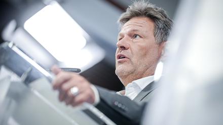 Bundesminister für Wirtschaft und Klimaschutz, spricht bei einer Pressekonferenz im Rahmen des Spitzentreffens Bündnis Zukunft der Industrie zur Bedeutung und Ausgestaltung eines Industriestrompreises für energieintensive Unternehmen.