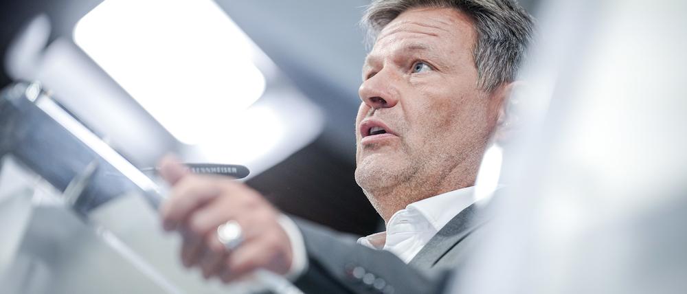 Robert Habeck (Bündnis 90/Die Grünen), Bundesminister für Wirtschaft und Klimaschutz, spricht bei einer Pressekonferenz.