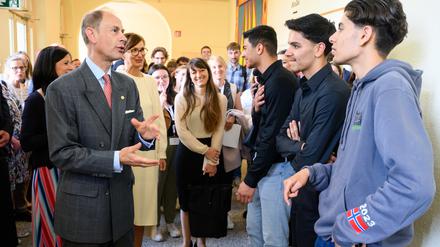 22.05.2023, Berlin: Prinz Edward, Herzog von Edinburgh, besucht gemeinsam mit Bettina Stark-Watzinger (3.v.l., FDP), Bundesministerin für Bildung und Forschung, und Katharina Günther-Wünsch (l, CDU), Berliner Senatorin für Bildung, Jugend und Familie und amtierende Präsidentin der Kultusministerkonferenz, die Schule am Schillerpark in Berlin-Wedding, die das Programm ·Duke of Edinburgh·s International Award· für ihre Schüler anbietet und unterhält sich dort mit Schülerinnen und Schülern. Das Jugendprogramm, das den Herzogstitel des Bruders des britischen Königs im Namen trägt, wurde ursprünglich von seinem Vater in den 1950ern gegründet. Damit sollen junge Menschen herausgefordert werden, sich ehrenamtlich zu engagieren, neue Fähigkeiten zu entwickeln, sportlich aktiv zu sein, sowie Zusammenarbeit und Durchhaltevermögen zu lernen. Foto: Bernd von Jutrczenka/dpa +++ dpa-Bildfunk +++