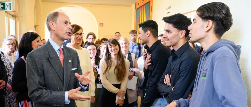 22.05.2023, Berlin: Prinz Edward, Herzog von Edinburgh, besucht gemeinsam mit Bettina Stark-Watzinger (3.v.l., FDP), Bundesministerin für Bildung und Forschung, und Katharina Günther-Wünsch (l, CDU), Berliner Senatorin für Bildung, Jugend und Familie und amtierende Präsidentin der Kultusministerkonferenz, die Schule am Schillerpark in Berlin-Wedding, die das Programm ·Duke of Edinburgh·s International Award· für ihre Schüler anbietet und unterhält sich dort mit Schülerinnen und Schülern. Das Jugendprogramm, das den Herzogstitel des Bruders des britischen Königs im Namen trägt, wurde ursprünglich von seinem Vater in den 1950ern gegründet. Damit sollen junge Menschen herausgefordert werden, sich ehrenamtlich zu engagieren, neue Fähigkeiten zu entwickeln, sportlich aktiv zu sein, sowie Zusammenarbeit und Durchhaltevermögen zu lernen. Foto: Bernd von Jutrczenka/dpa +++ dpa-Bildfunk +++
