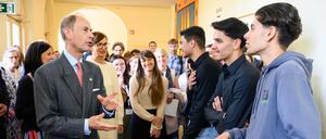 22.05.2023, Berlin: Prinz Edward, Herzog von Edinburgh, besucht gemeinsam mit Bettina Stark-Watzinger (3.v.l., FDP), Bundesministerin für Bildung und Forschung, und Katharina Günther-Wünsch (l, CDU), Berliner Senatorin für Bildung, Jugend und Familie und amtierende Präsidentin der Kultusministerkonferenz, die Schule am Schillerpark in Berlin-Wedding, die das Programm ·Duke of Edinburgh·s International Award· für ihre Schüler anbietet und unterhält sich dort mit Schülerinnen und Schülern. Das Jugendprogramm, das den Herzogstitel des Bruders des britischen Königs im Namen trägt, wurde ursprünglich von seinem Vater in den 1950ern gegründet. Damit sollen junge Menschen herausgefordert werden, sich ehrenamtlich zu engagieren, neue Fähigkeiten zu entwickeln, sportlich aktiv zu sein, sowie Zusammenarbeit und Durchhaltevermögen zu lernen. Foto: Bernd von Jutrczenka/dpa +++ dpa-Bildfunk +++