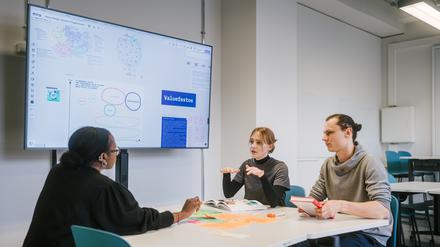 Unkompliziert können Studierende ihre Laptops mit den Monitoren verbinden. 