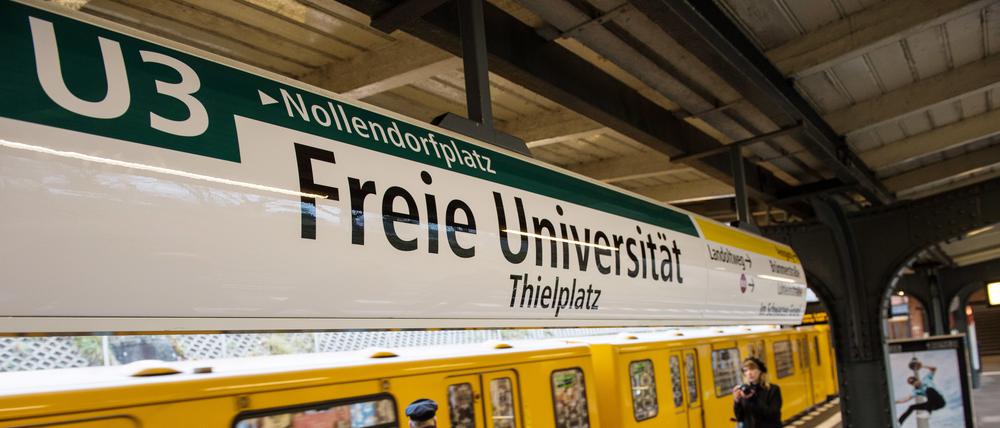 «Freie Universität - Thielplatz» steht am 09.12.2016 in Berlin auf dem Schild am U-Bahnhof der U3. Dort wurde der neue Namen des ehemaligen Bahnhofs Thielplatz feierlich neu angebracht Foto: Paul Zinken/dpa +++(c) dpa - Bildfunk+++ | Verwendung weltweit