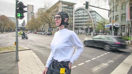 Technische Geräte messen, wie sich Doktorandin Kerstin Eisenhut im Stadtraum fühlt.
