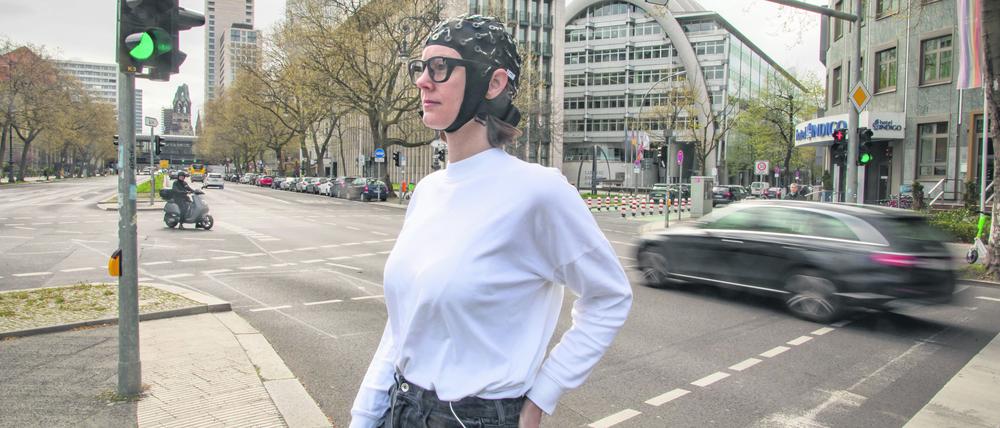 Technische Geräte messen, wie sich Doktorandin Kerstin Eisenhut im Stadtraum fühlt.