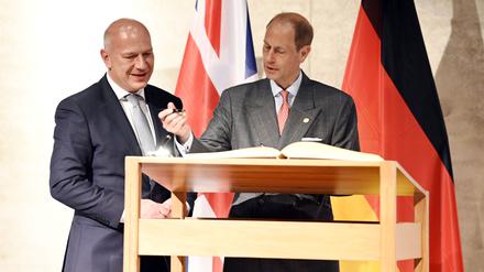 Eintrag ins Goldene Buch. Kai Wegner und Prinz Edward ehrten anschließend bei der Verleihung des ‘The Duke of Edinburgh’s International Award’  im Teamwork die Jugendlichen.