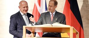 Eintrag ins Goldene Buch. Kai Wegner und Prinz Edward ehrten anschließend bei der Verleihung des ‘The Duke of Edinburgh’s International Award’  im Teamwork die Jugendlichen.