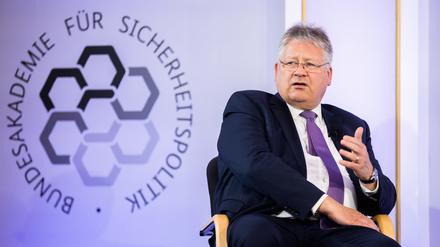 Bruno Kahl, Präsident des Bundesnachrichtendienstes (BND), spricht bei einem sicherheitspolitischen Gespräch in der Bundesakademie für Sicherheitspolitik.+